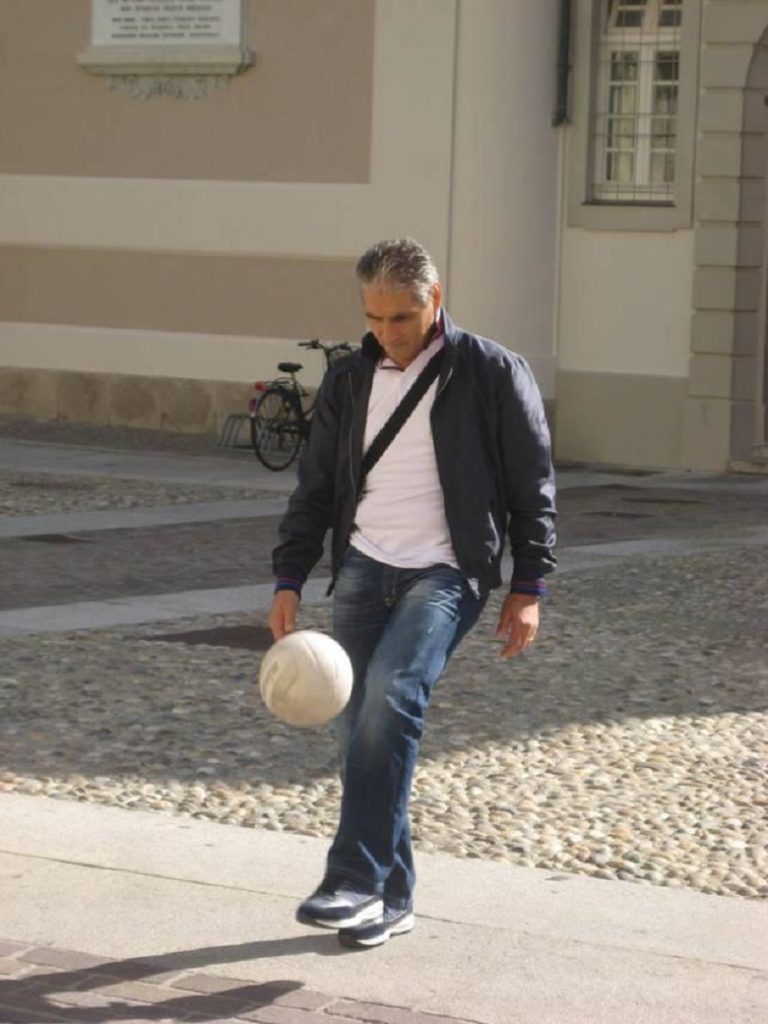Calcio in strada: Ciccio Marescalco gioca a palla in piazza Duomo ad Alessandria