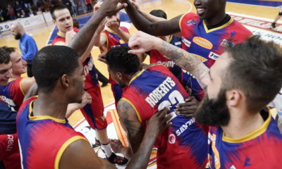 I giocatori della Junior Casale festeggiano dopo la vittoria sull'Eurobasket Roma, Serie A2 2019/20