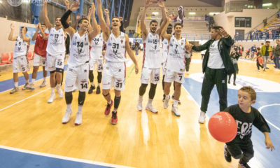 I giocatori del Derthona Basket festeggiano la vittoria nella prima di campionato di Serie A2 2019/20