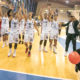 I giocatori del Derthona Basket festeggiano la vittoria nella prima di campionato di Serie A2 2019/20