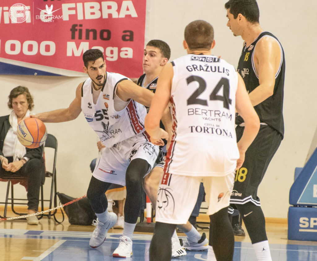 Pullazi, giocatore del Derthona Basket, in azione contro Bergamo nella prima di campionato di Serie A2 2019/20