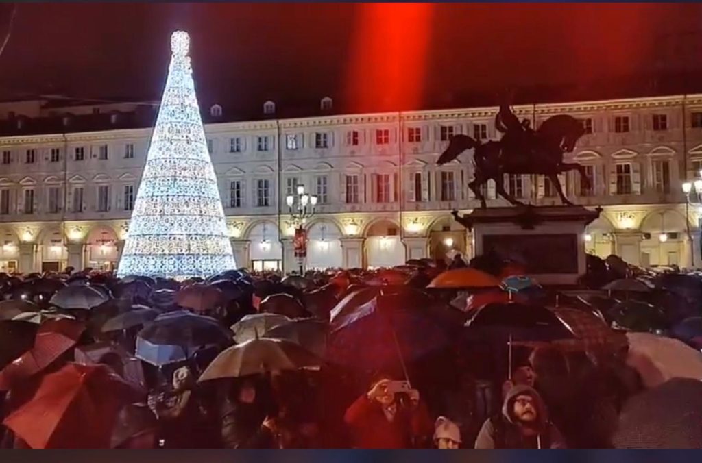 Decorazioni Natalizie Torino.Torino Acceso L Albero Di Natale In Piazza San Carlo Telecity News 24