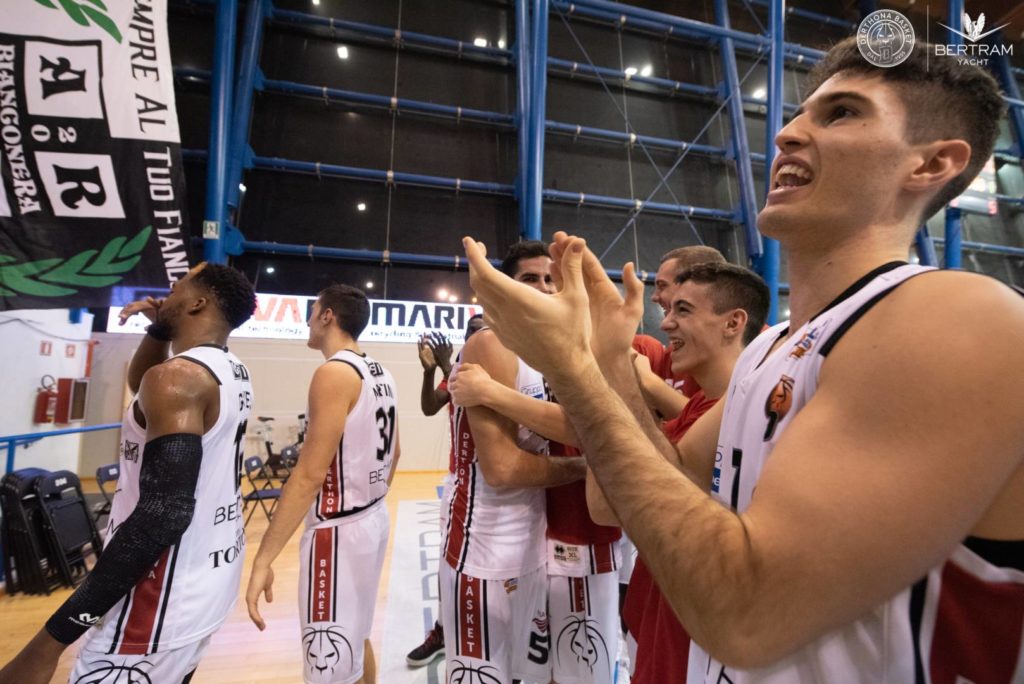 I giocatori del Derthona Basket festeggiano la vittoria contro il Latina