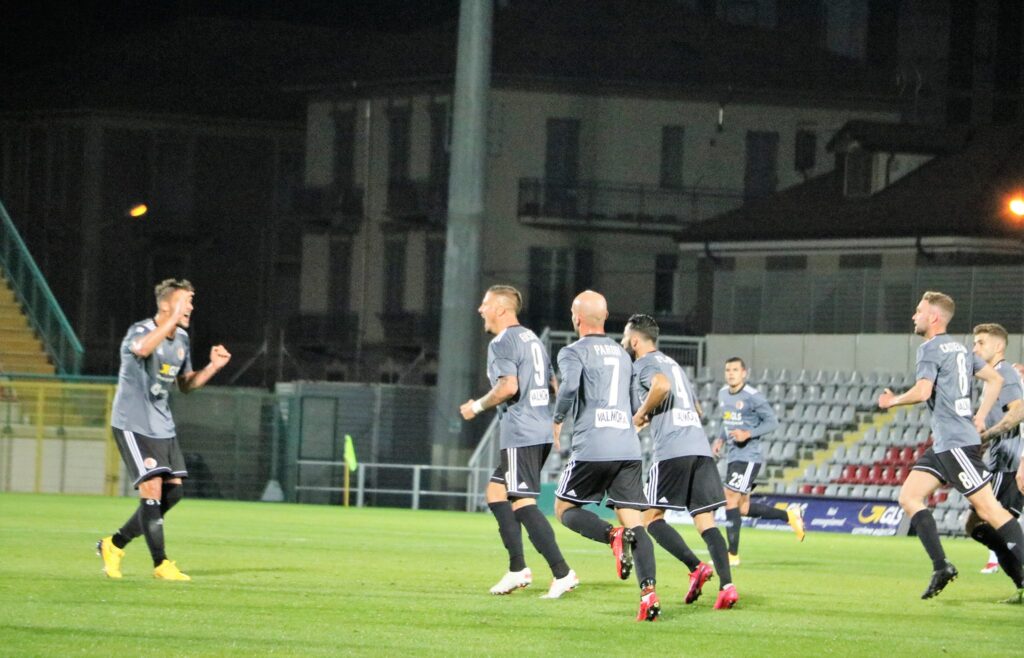 I giocatori dell'Alessandria festeggiano dopo il gol contro il Novara, nel match della quarta giornata di Serie C 2020/21
