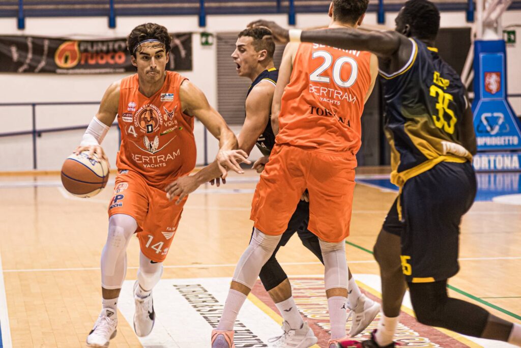 Bruno Mascolo, giocatore del Derthona Basket, in azione durante il match di Supercoppa A2 2020/21, contro il Torino