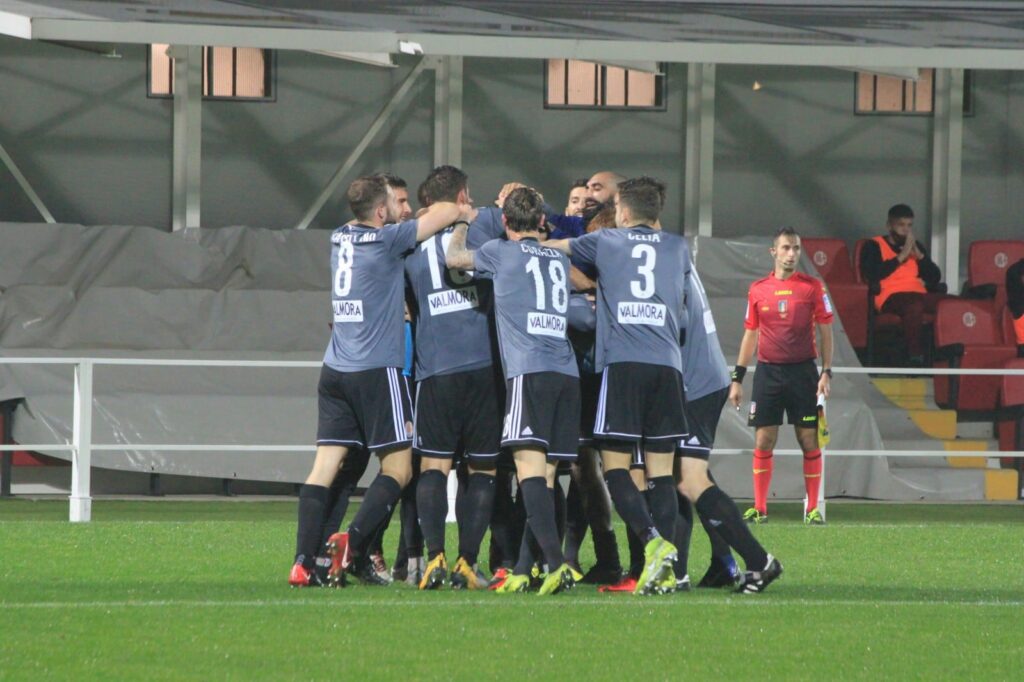 I giocatori dell'Alessandria festeggiano dopo un gol contro il Pontedera, nel match valido per la settima giornata di Serie C 2020/21
