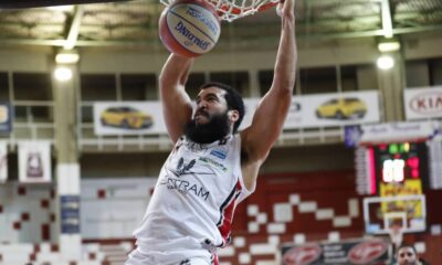 Cannon, giocatore del Derthona Basket, realizza una schiacciata durante la partita contro il Trapani nella prima giornata di Serie A2 2020/21
