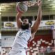 Cannon, giocatore del Derthona Basket, realizza una schiacciata durante la partita contro il Trapani nella prima giornata di Serie A2 2020/21