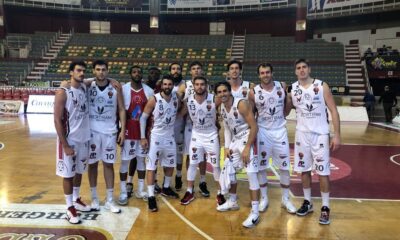 I giocatori del Derthona Basket festeggiano la vittoria contro la Pallacanestro Trapani, nella prima giornata di Serie A2 2020/21