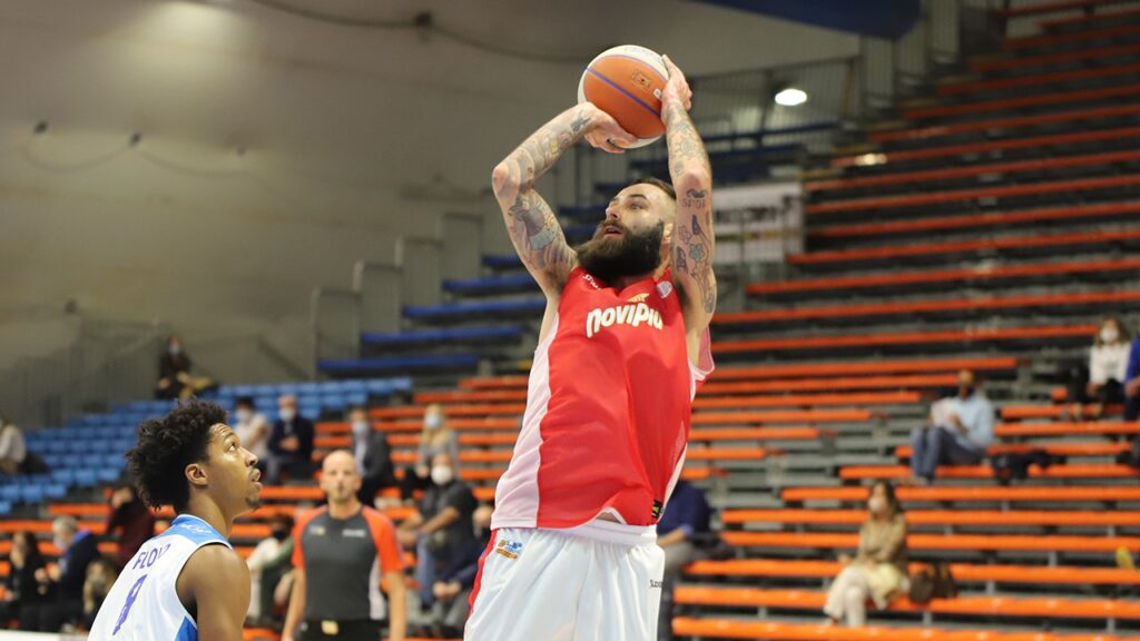Tomasini, giocatore della JB Monferrato, in azione contro l'Orlandina Basket, match valido per la prima giornata di Serie A2 di Basket 2020/21