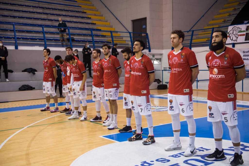 I giocatori del Derthona Basket prima del match contro la Scaligera Verona