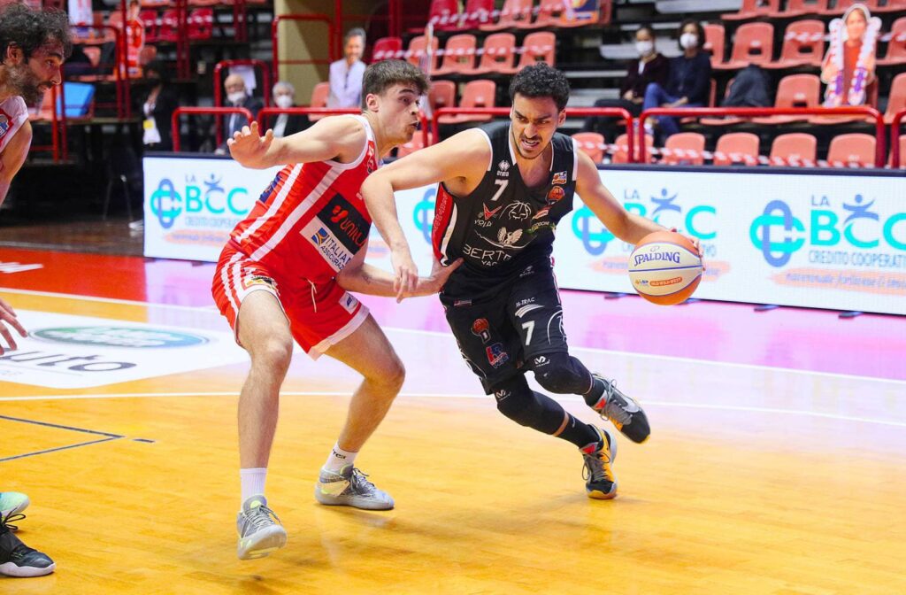 Ambrosin, giocatore del Derthona Basket, in azione durante la partita in trasferta contro Forlì del 28 aprile 2021