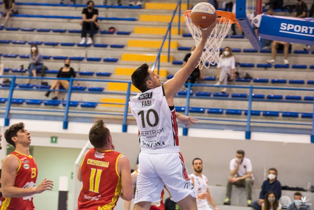 Fabi, giocatore del Derthona Basket, in azione durante Gara 1 del primo turno dei playoff di Serie A2 2020/21 contro Ravenna