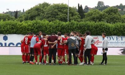 I giocatori dell'Alessandria Calcio riuniti in cerchio al termine del match contro la Feralpisalò, valido per i quarti di finale dei playoff di Serie C 2020/21