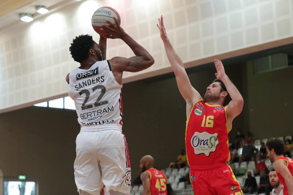 Sanders, giocatore del Derthona Basket, al tiro in una partita contro Ravenna, valida per il primo turno dei playoff di Serie A2 2020/21