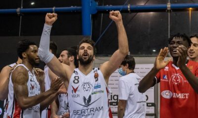 Tavernelli, giocatore del Derthona Basket, festeggia con il pubblico e i compagni di squadra la vittoria in Gara 5 contro Ravenna