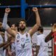 Tavernelli, giocatore del Derthona Basket, festeggia con il pubblico e i compagni di squadra la vittoria in Gara 5 contro Ravenna