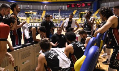 Coach Ramondino a colloquio in panchina con i suoi giocatori durante Gara 1 delle finali playoff tra Derthona Basket e Torino