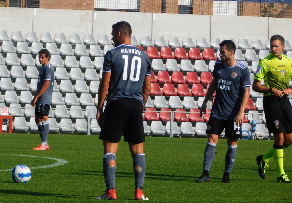 Marconi, numero 10 dell'Alessandria Calcio 2021/22, intento a calciare una punizione durante l'amichevole contro il Genoa